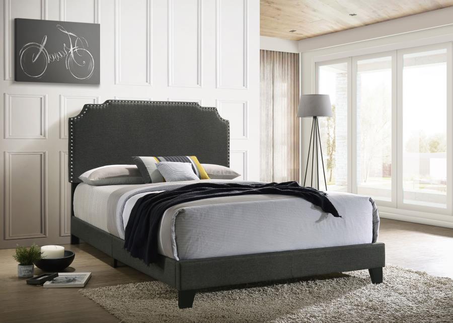 Tamarac - Cama Estofada Nailhead