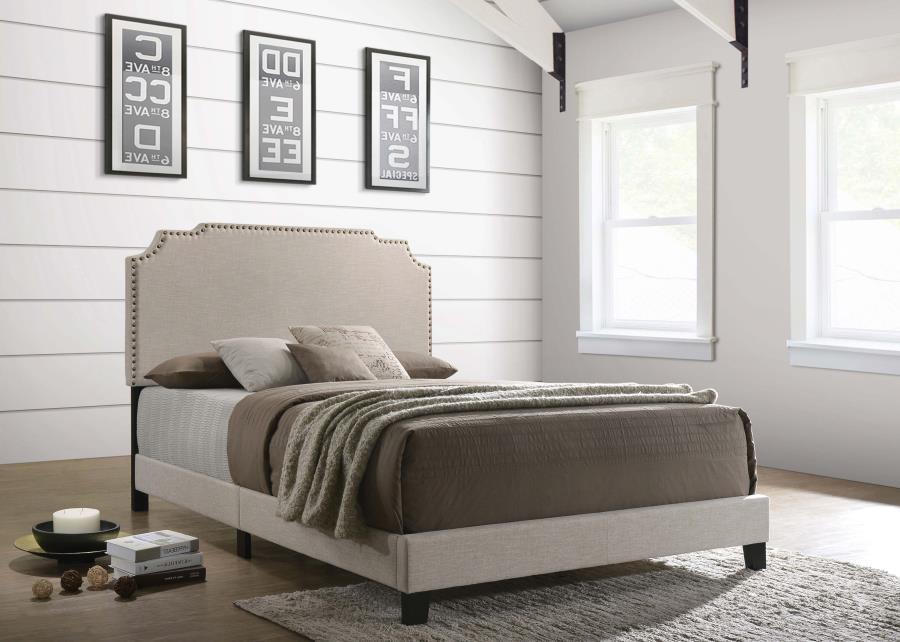 Tamarac - Cama Estofada Nailhead